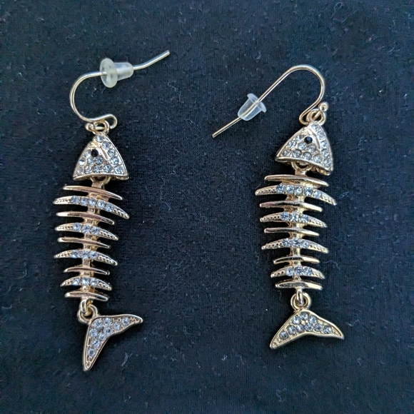 Fishbone design necklace and earrings. Gold tone. Like new. - Picture 4 of 8